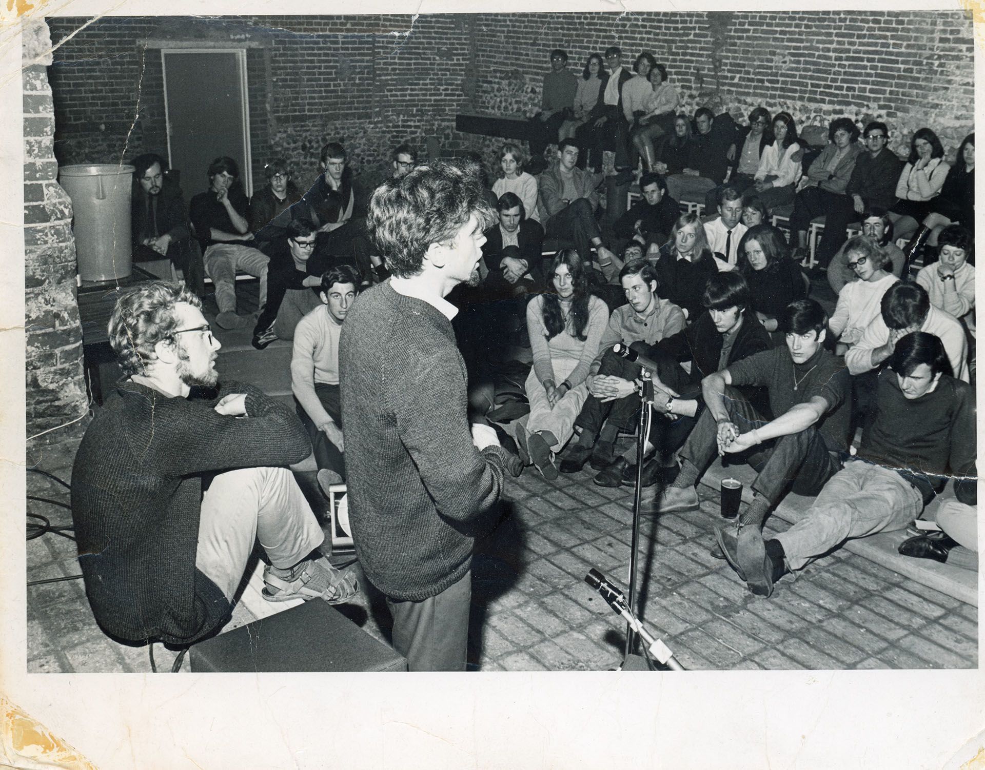 Black and white photograph from the 1960s of the UEA Folk Club at the Barn.